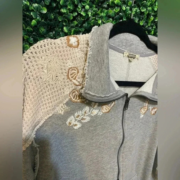 Gimmicks from BKE Embellished Half Zip Sweatshirt - Size Medium - Picture 4 of 9